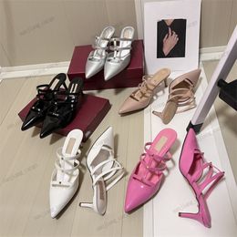 Diseñador Tabres de punta puntiagudas zapatos de vestir 3 cm 6 cm 8 cm High Heel Rivets Sandalia Luxury Gladiator Patente de cuero de cuero Pombas para mujeres de cuero mocasines Rose Red Slipper V Marca