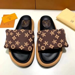 Sliders buitenshuis zonnige sandale Muilezel Zomerschoenen Zwembad Sandaal Reliëf Hoge kwaliteit schoen Kussen Platte loafer Dames Glijbaan luxe wandeling Designer Scuff slipper Strand Heren