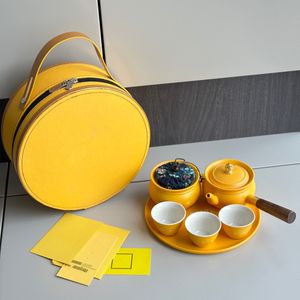 Juego de té de viaje portátil de diseño Logotipo de letra clásico amarillo Lazy One Pot Tres tazas Juego de té de cerámica para acampar al aire libre con caja de regalo de empresa