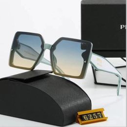 Designer PRA en DA Fashion Designer Sunglass Simple zonnebril voor vrouwen Men Klassiek Sun Glass Letter Letter Probgle Kleur Optie veertigste beter radicaal koopje