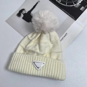 Designer Prad Chapeaux Bonnet de luxe Chapeau d'hiver Femmes Dames Bonnets chauds Fausse fourrure Pom Poms Bobble Chapeau Tricoté Crâne Cap Noir Blanc PRA Lettre Femmes Bonnet Casquette