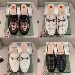 Diseñador Princetown Slippers mocasines zapatos planos de cuero mulas de cuero para mujer zapatilla zapatilla cadena de metal marrón beige negro rosa claro lienzo tigre tigre m4mw#