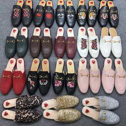 Designer Princetown pantoufles en laine classique Designer Lazy Flat Baotou Tongs 100% cuir dame Diapositives Daim lettre peau de vache Métal hommes avec fourrure femmes chaussures Grand