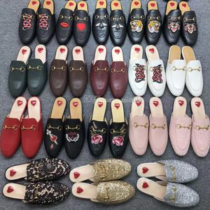 Designer Princetown pantoufles en laine classique Designer Lazy Flat Baotou Tongs 100% cuir dame Diapositives Daim lettre peau de vache Métal hommes avec fourrure femmes chaussures Grand