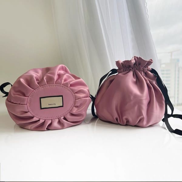 Bolsa de maquillaje con cordón rosa púrpura de diseñador, bolsa de almacenamiento de lápiz labial floral lindo, logotipo clásico, bolsa pequeña portátil de viaje de satén retro, bolsa de dulces, bolsa de regalo
