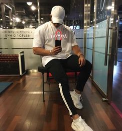 Ropa de diseñador de secado rápido para hombres, camiseta de manga corta deportiva de entrenamiento muscular para correr de baloncesto de gran tamaño y ajuste holgado