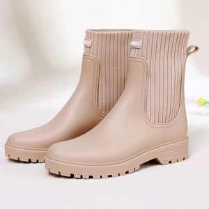 Bottes de pluie design Femmes Chaussures imperméables Rainy Ladies Rose Fourrure Caoutchouc Rainshoes Femme Galoshes Bottes de pluie antidérapantes à enfiler 240321