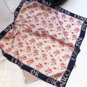 Designer Vraie Soie Carré Foulards Rose Fleur Correspondant Pashmina Haute Qualité Fleur Châle Fille Amour Cadeaux Design De Mode Accessoires Châle Wrap 50X50cm