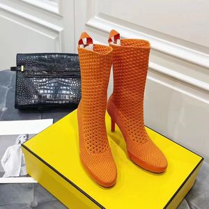 Le designer a recommandé les bottes pour le printemps 2021. Matériau tissé résistant et finition en cuir de vache coloré creux. Fermeture éclair à l'arrière facile à enfiler.