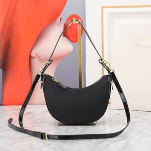 Sac à bandoulière en nylon recyclé et cuir brillant pour femme