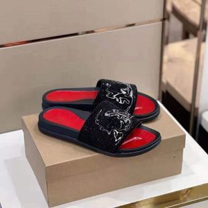 Designer Slippers Studs Klinknagel Suede Sandalen Heren Gedrukt Slides Platte Schoenen Zomer Rode Dikke Zool Outdoor Laser Gestreepte Sandaal