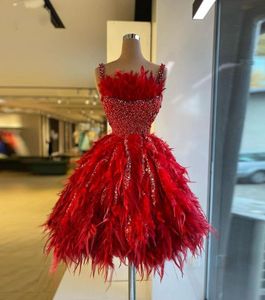 Designer rode cocktailjurken 2022 Mini lengte Shinny Beading Sequins Short Prom jurk prachtige veren thuiskomst feestjurken CUS6663086