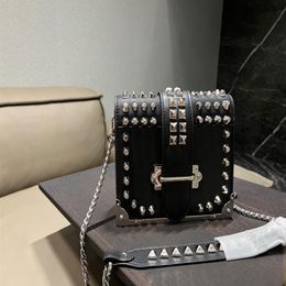 Designer Retro Box Bag Rivets Caractéristiques Fashion Trend Chain Shoulder Womens Crossbody Bag Prad Classic Brand216b