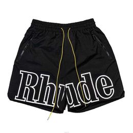 Diseñador Rhude Shorts Hombres Mensos Cortos Mesh Mesh Sweing Basketball Men Longitud de la rodilla Limitada Hip Hop Hop High Sports Entrenamiento elástico WA YZ42