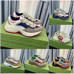 Diseñador Rhythons Rhython Shoes Zapatos casuales Hombres Mujeres Rhyton Sneaker Labio Deportes Suela gruesa Hombres Mujeres Letras de dibujos animados Grueso Soleg Familia Beige Camello al aire libre