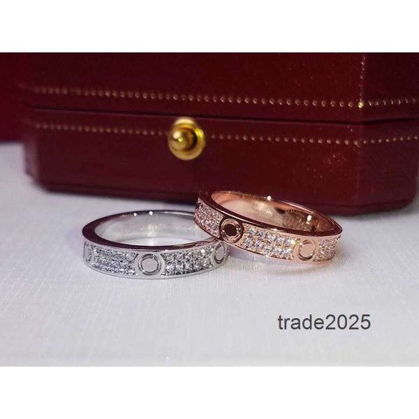 Designer Ring Band Rings 2024 Couple de créateurs de luxe avec un côté et un diamant de l'autre côtéLes produits exquis font des cadeaux polyvalents, bons et agréables