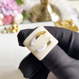 Anillo de diseñador Classic Extravagant Love Ring Gold Brass Letter Rings Fashion Mujeres Menores Joyas de boda Dama Regalos