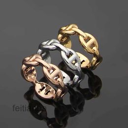 Diseñador Ring Europa Style Men Lady Women Titanium Steel 18k Gold Hollow Out H Lets Lovers anillos estrechos Size6-9