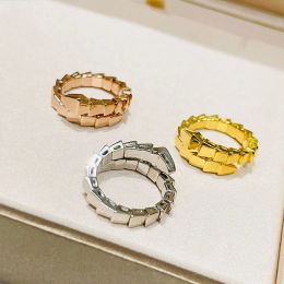 Designer-Ring für Männer und Frauen mit dem gleichen Ring, luxuriöser offener Ring ist nicht leicht zu verformen. Lady Agkistrodon polierter Knochen voller Diamantmuster, Paargeschenk