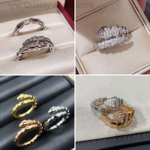 Anneau de créateur pour femme Bulgarie Luxury Charm Ring Snake Baojia High Edition Snake Ring 925 Silver plaqué 18k Full Diamond Light Design de luxe large et étroite ouverture