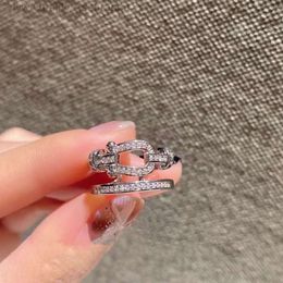 Anillo de diseñador para mujer Freds Luxury Charm Ring Beld Buckle Ring para mujer Micro incrustaciones Horseshoe Ring Light Versión coreana de lujo versátil personalizado