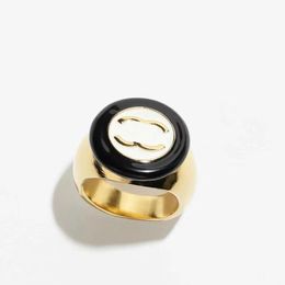 Anillo de diseñador para mujeres Classic Ring Double Letter Ring Gold Banding Band Rings Fashion Back Stamp Back Ring Cobre Ring Wedding Jewelry Regals One Tamaño: 8