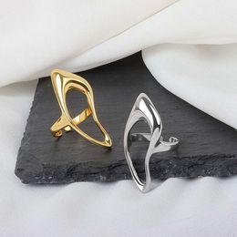 Ring de diseñador Joyas de lujo Un diseño de diseño geométrico minimalista hueco con una personalidad exagerada y un anillo de celebridades de Internet para mujeres