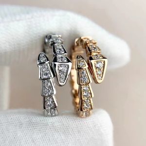 El ancho del anillo del diseñador y la versión de lujo estrecha del anillo abierto para hombres y mujeres permiten que la Sra. Mida el hueso claro, todo el patrón de diamantes chapado