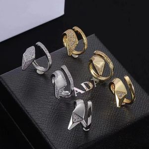 Anneau de créateur avec diamants triangulaires inversés pour hommes et femmes couple de mode de luxe Ring Gift Adjustable Rim.