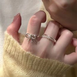 Rings de diseñador Corea Pearl Bow Doble Cross Cross Cross Cross Pareja de mujeres Rings Nuevos índices de lujo Anillo de dedo avanzado Anillo de sensación avanzada Regalos de joyería de joyas nunca Fade Fade