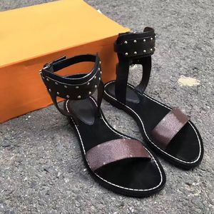 Diseñador remache Sandalias de mujer Moda de verano Sexy Tobillo Hombres carta Gladiador Casual Flat Mujer Zapatos Ladies Beach Roman Slides Tamaño grande 36-46