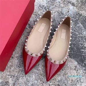 Designer Rivets Sandales Femmes Stud Chaussures Sexy Chaussures pointues Talons plats Élégants Pompes de mariage Luxe Femmes Pantoufles Robe en cuir verni 2022