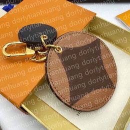 Diseñador Tarjeta redonda Llavero Llaveros Llaveros de lujo Pulsera Amantes Tela Cuero Marca oficial Bolso Charm Llavero Hombres Mujeres Regalo Accesorios de moda