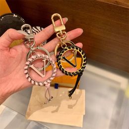 Designer Rubber Keychain Auto Key Ring Buckle Handmade Men Women Gold Pink Carabiner Lovers Keychains Bag Charm Pendant Classic Accessoires