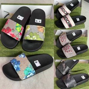 2023 Mannen Vrouwen Slippers Slides Slipper Zomer Sexy Sandalen Heren Luxe Ontwerpers Rubber Sandaal Flats Mode Oude Bloem Schoenen dames Strand NO311