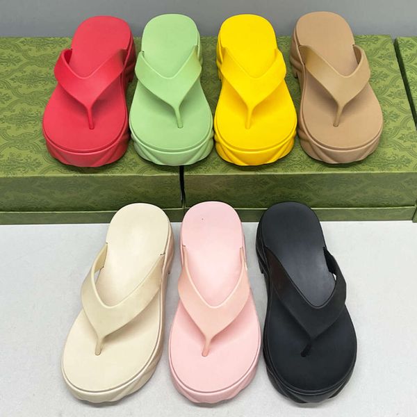 Designer Rubber Slippers Femmes String Sandals Place Plateforme de plage Flip Flops Designer Shoe Summer Cool Soft Soft Splip Outdoor Shoes With Box 554