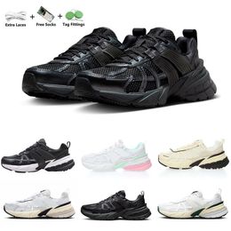 Designer Runtekk Sneakers Running Shoes Platform V2K Run Summit Metallic Sier triple noir blanc vert graphite gris hommes Femmes Low Trainers