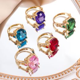 Les 20 motifs géométriques de la mode le plus vendu de la créatrice ont été couverts en diamant en diamant des anneaux multicolores, adaptés aux bijoux de haute qualité des femmes