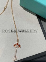 La marque Sterling Silver de la créatrice Yiyang Qianxi même Keye Red Chalcedon Wishful Key Keel Collier Luxury Small Crowd Clavicule Chaîne