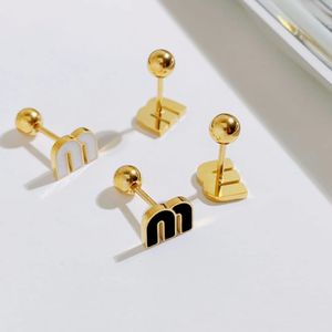De best verkochte gouden mini-roestvrijstalen M-Letter Oar Bone-studs van de ontwerper met schroeven en titanium staal 18K gouden modieuze oorbellen, minimalistisch