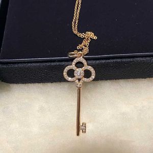 Brand de créateur Champagne Gold Crown Key Collier 925 argent sterling avec collier de clés de diamant exquis et luxueux