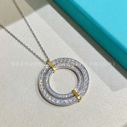 Collier de cercle de diamant complet de la marque Full Diamond Color Split Color Double Ring Pendant High Version Trendy Instagram Fashion Small and Luxury Luxury Candarbone Chain