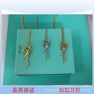Designer's Brand Keys -serie Gold Plating Geplaatste 18K Rose ingelegde diamant gewikkelde knoopsleutel ketting