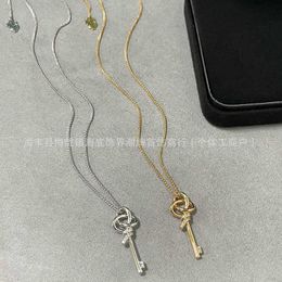 Collier de nœud de marque de créateur pour femmes diamants mini-clés pendentif Instagram Instagram petite chaîne de clarbone de luxe et de luxe