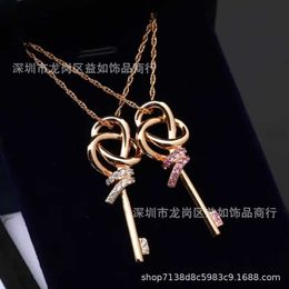 La toute nouvelle série de clés du designer Collier à nœuds tissé pour femmes ensemble de petite taille avec une chaîne d'os de verrouillage en or rose diamant rose