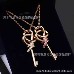 De gloednieuwe sleutelreeks van de ontwerper geweven knoop ketting dames klein formaat set met roze diamanten roségouden bottenketen