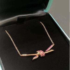 De gloednieuwe Twisted Knot -ketting van de ontwerper voor dames licht luxe kleine en populaire roségouden boogkraagketen Hooggrade roze roze