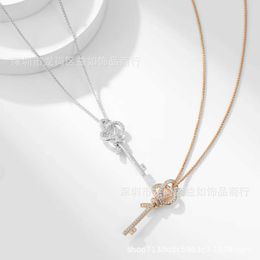 Les nouvelles clés tissées du designer Collier de nœud de diamant complet Collier pour femmes Placage de collier moyen challe de chaîne de collier