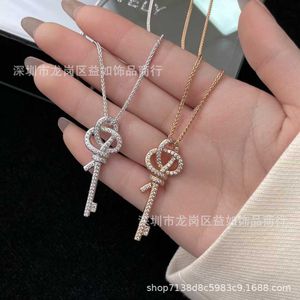 De gloednieuwe geweven toetsen van designer Volledige diamant Knoop Knoop Ketting Dames Gold Plating Medium Collar Chain Sweater Hoge versie