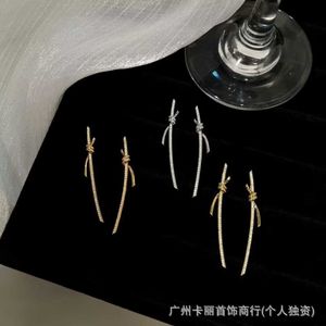 Het merk Rose Gold Knot Knot Lange oorbellen met witte ingelegde diamant Exquise Earstuds Design eenvoudig en lichte luxe Instagram voor vrouwen